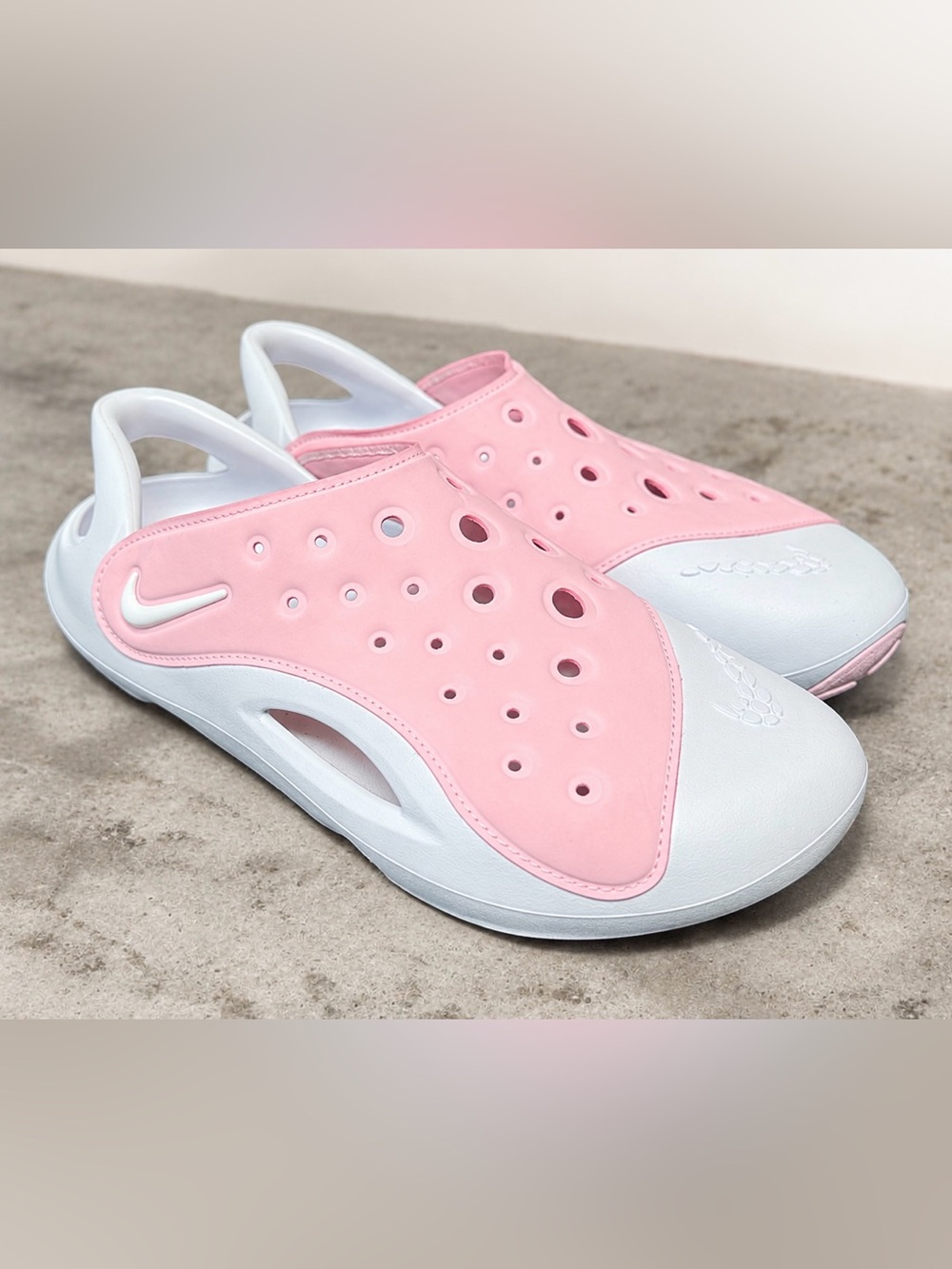 Nike Aqua Swoosh in Pink Foam/White Size 7Y